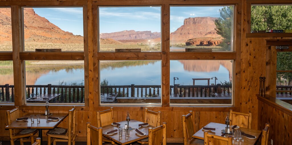 red cliffs dining view